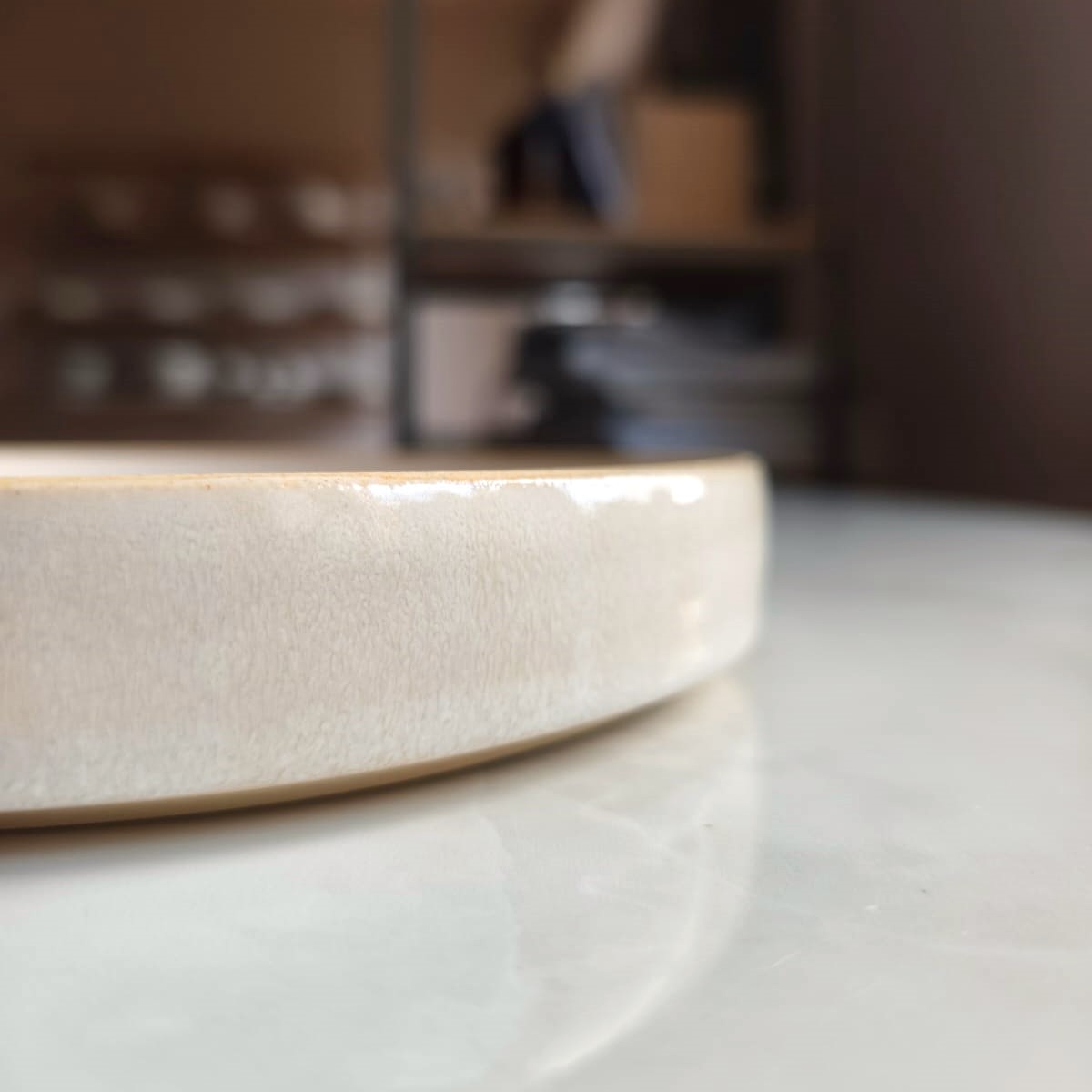 wysoki talerz 23 cm, biały z efektem - obrazek 3