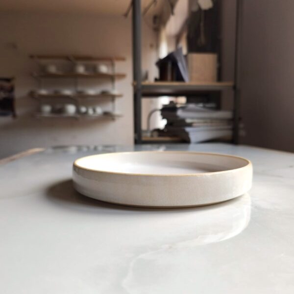 wysoki talerz 23 cm, biały z efektem