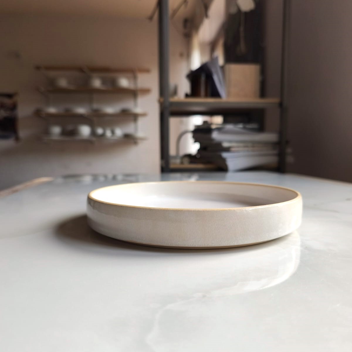 wysoki talerz 23 cm, biały z efektem