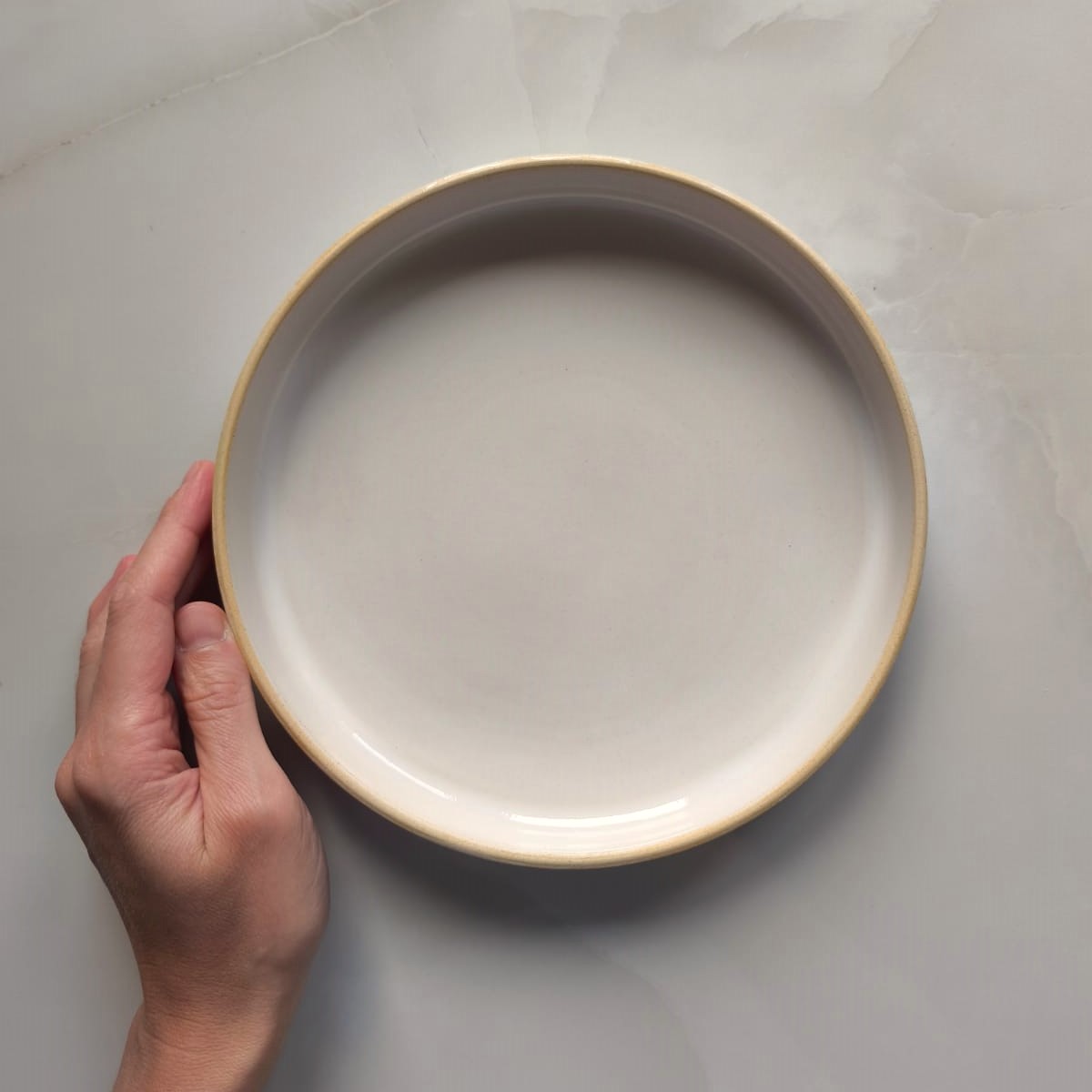 wysoki talerz 23 cm, biały z efektem - obrazek 2