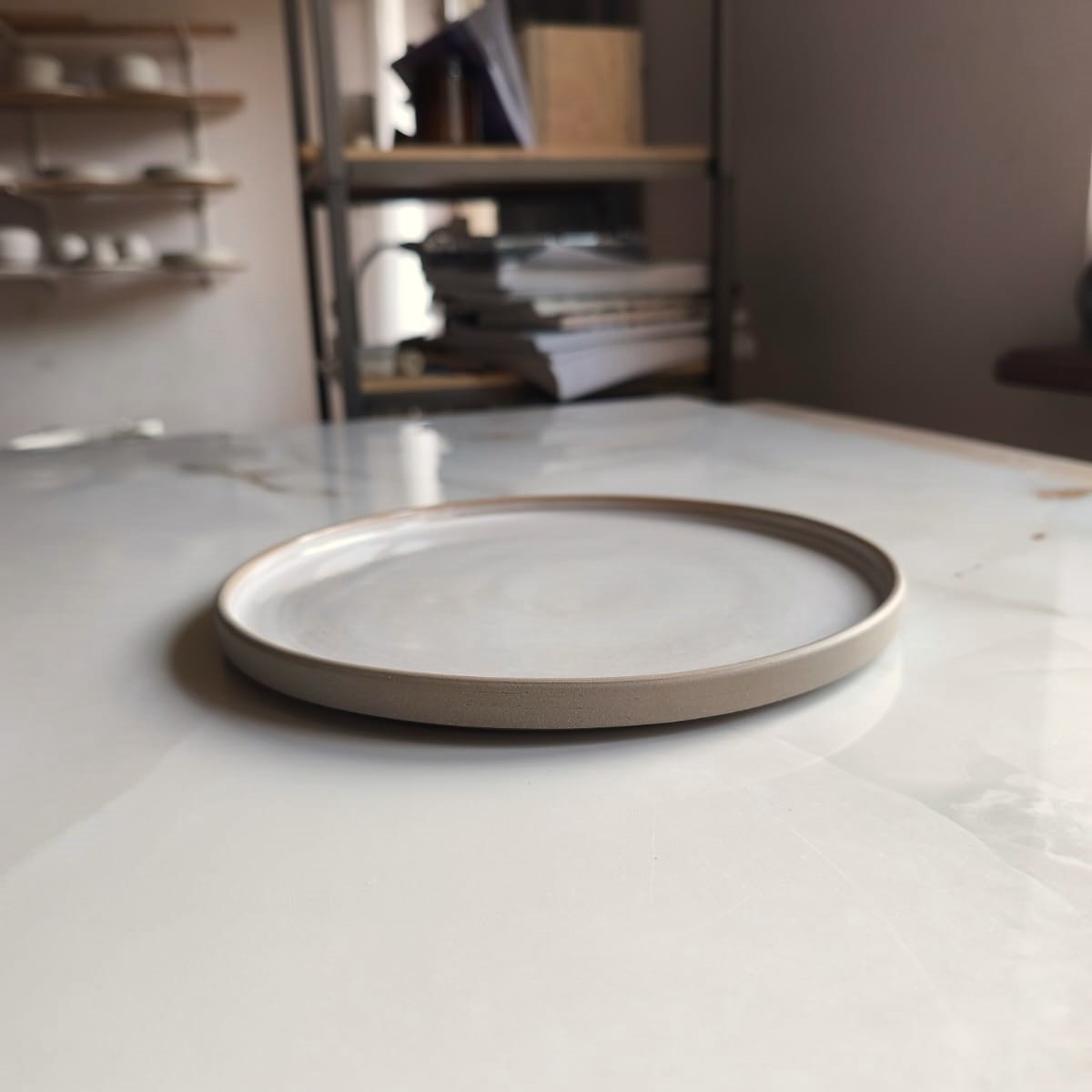 niski talerz 22 cm, szary