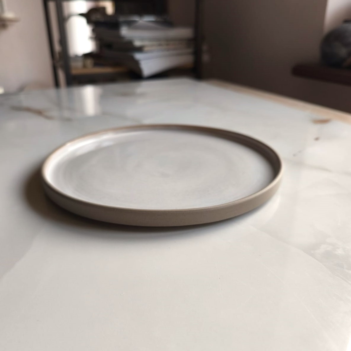 niski talerz 22 cm, szary - obrazek 2